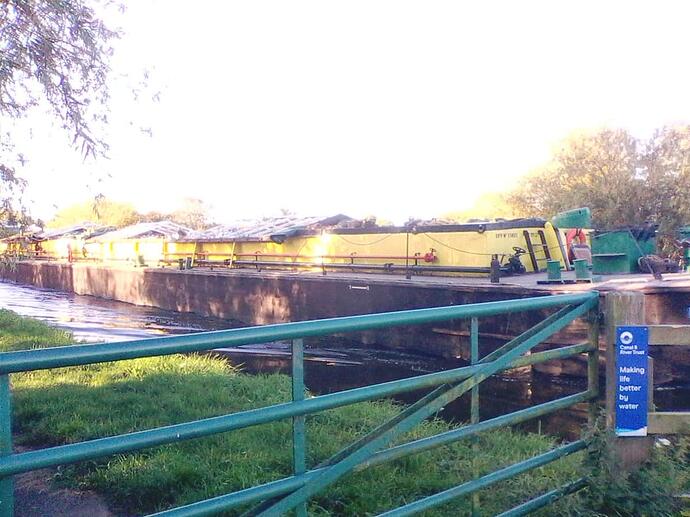 01 Working Barge