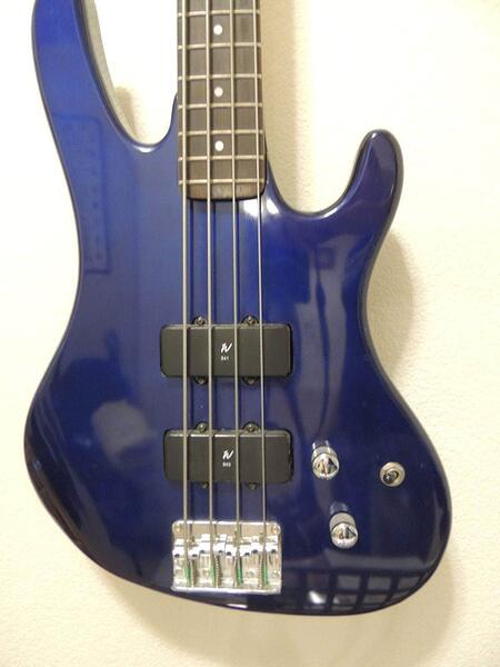 blue-washburn-xb-120-electric-bass-guitar-padded-gig-bag-and-strap-included-corp-avant-jpg-1509990452