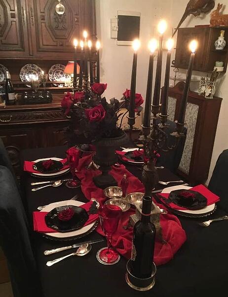 Halloween-Tablescape-Table-Setting-Ideas-3792025914 (1)