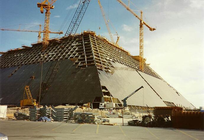 Luxor_Las_Vegas_Construction_1993-04