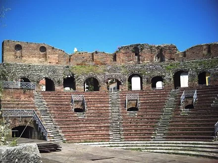 fs440x440px-Roman_Theatre_Benevento_14