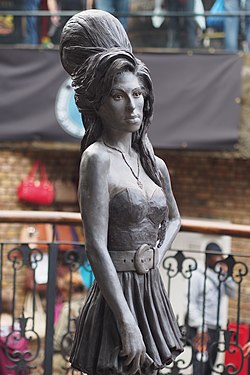 250px-Amy_Winehouse_Statue,Camden(14946739033)